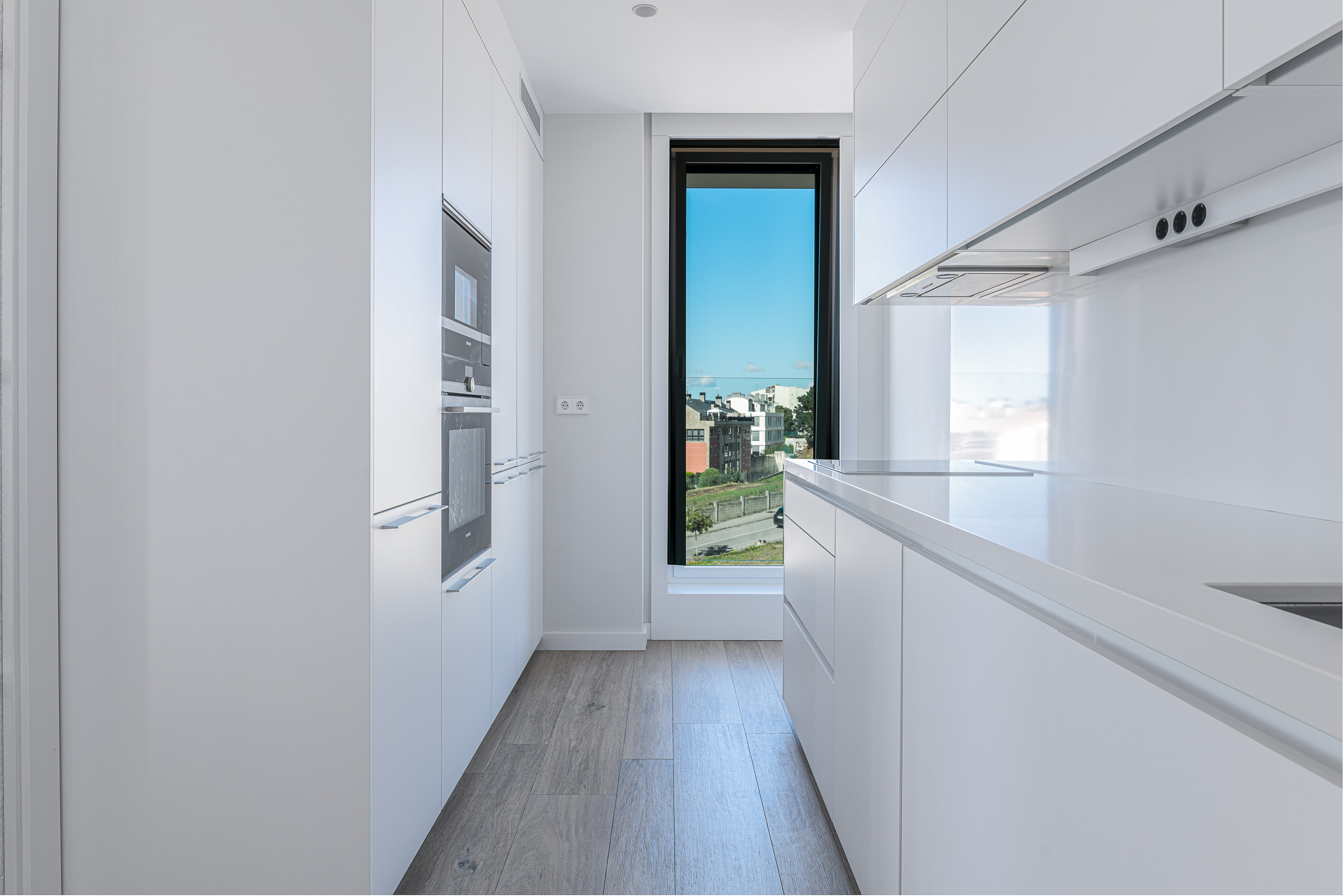 Fotógrafo inmobiliario en A Coruña: cocina moderna luminosa Fotógrafo inmobiliario en A Coruña: cocina moderna luminosa