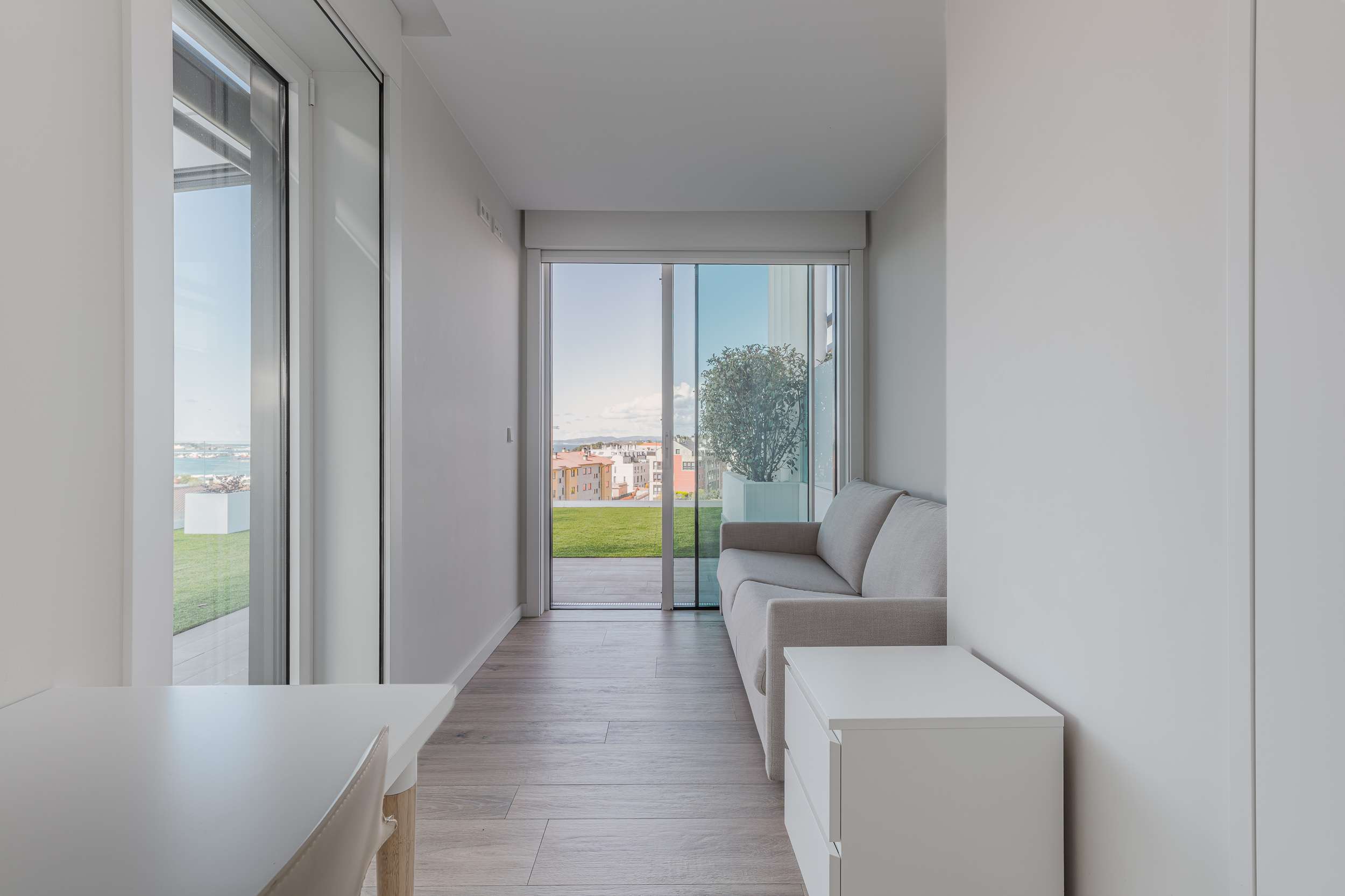 Fotógrafo inmobiliario en A Coruña: cocina moderna luminosa Fotógrafo inmobiliario en A Coruña: cocina moderna luminosa